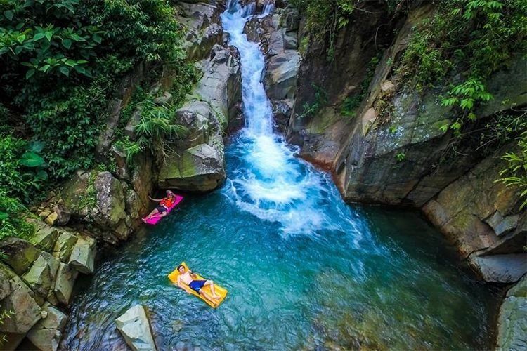 Menikmati Keindahan Air Terjun dengan Kolam Alami yang Jernih, Surga Tersembunyi yang Wajib Kamu Jelajahi